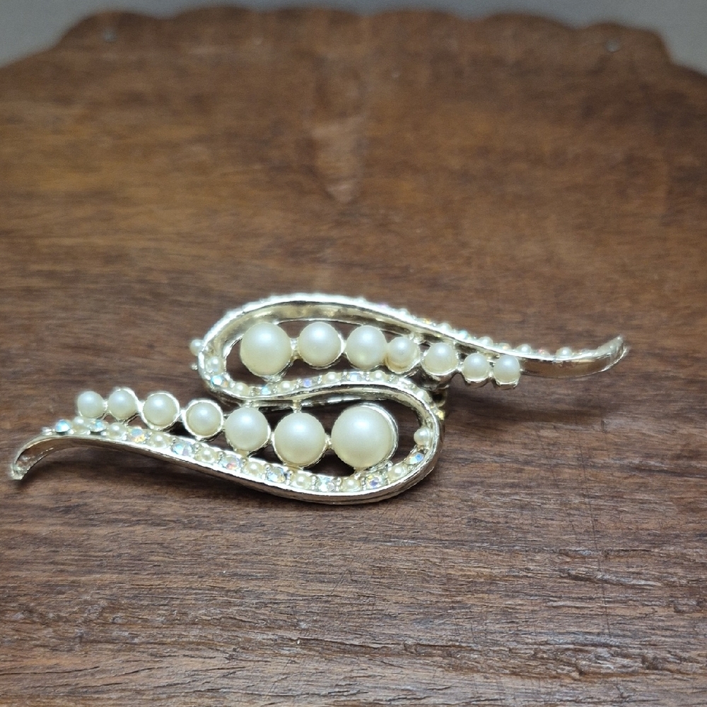 Sophisticated Pearl and Silver Brooch